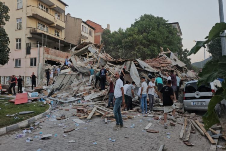 Türkiyədə zəlzələ nəticəsində 6 nəfər dağıntılar altında qalıb Türkiyədə zəlzələ nəticəsində 6 nəfər dağıntılar altında qalıb