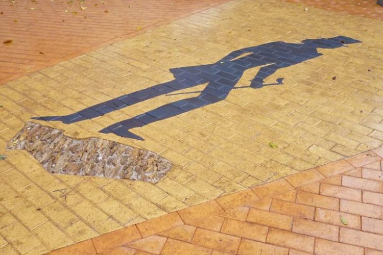 Odessada "Puşkinin kölgəsi" memorial lövhəsinin üzərinə rəng atılıb