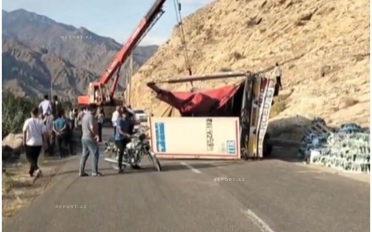 Naxçıvandan Bakıya gələn yük maşını İranda aşıb, mineral sular yola dağılıb