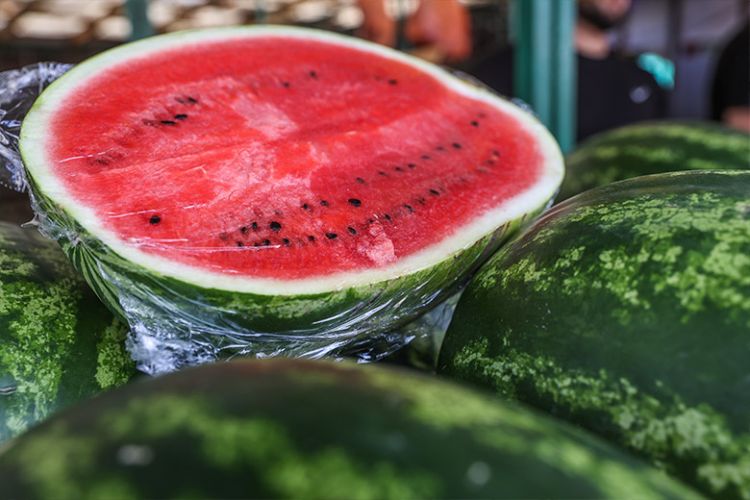 Diyetoloq bazarlarda satılan kəsilmiş qarpızla bağlı xəbərdarlıq etdi