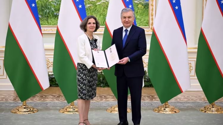 Şavkat Mirziyoyev Fransa səfirini “Dostluq” ordeni ilə təltif edib