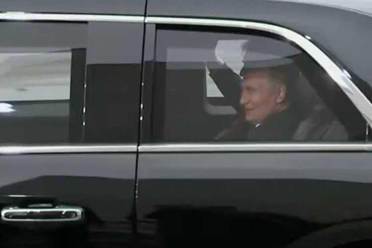 Putin və Tramp limuzində tərcüməçisiz söhbət ediblər - VİDEO