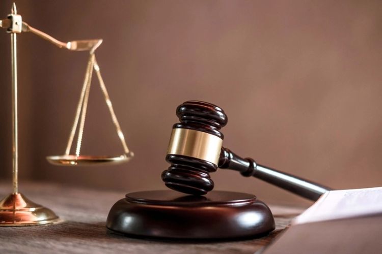 Məhkəmə külli miqdarda rüşvət almaqda təqsirləndirilən sabiq hərbi komissarı azadlığa buraxıb