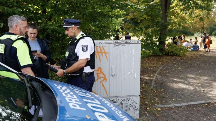 Almaniyada avtomobil izdihama çırpıldı: Yaralananlar var