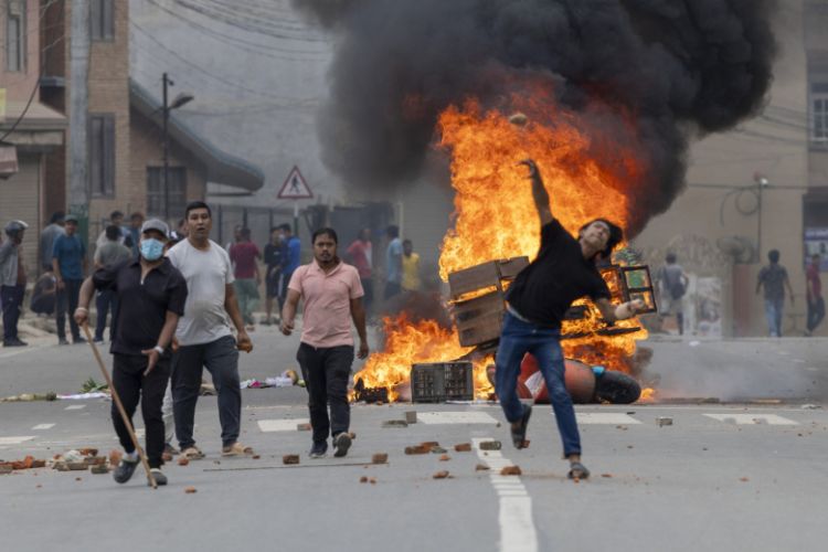Nepalda etirazçılar keçmiş baş naziri və xanımını döyüblər
