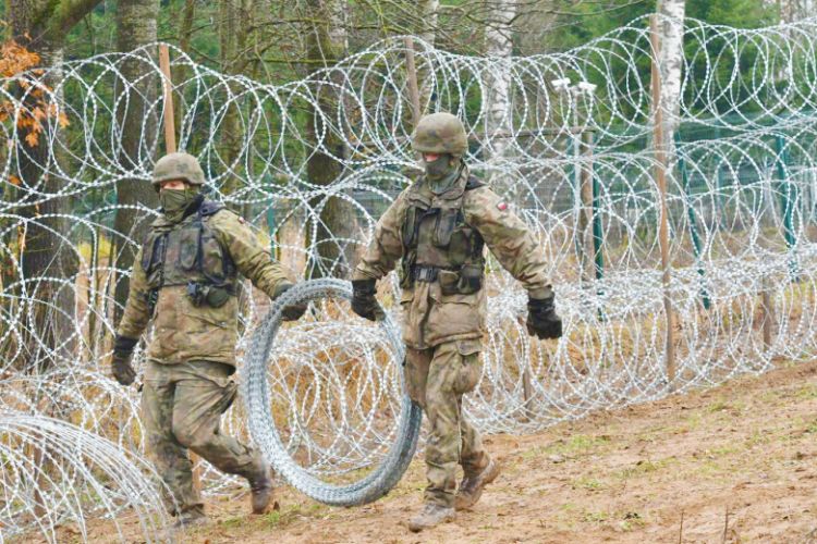 Polşa Belarusla sərhədi tamamilə  bağlayacaq