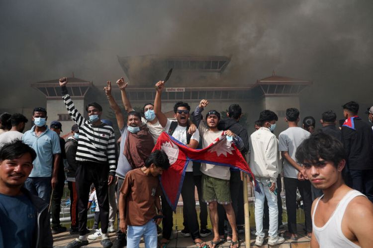 Nepalda keçmiş məmurun xanımı etirazçıların hücumundan sonra ölüb