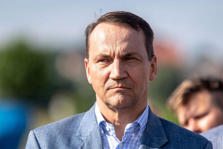 Polşanın xarici işlər naziri iki ölkəyə getməmək üçün  vətəndaşlara yalvardı