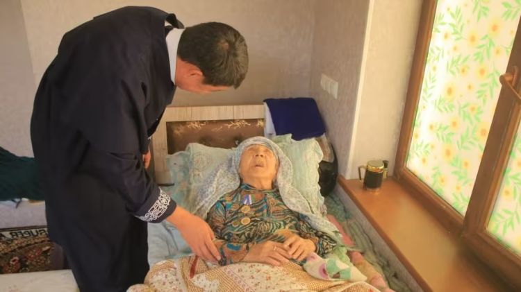Fərqanədən olan 130 yaşlı qadın Özbəkistanın ən yaşlı sakini kimi tanınıb