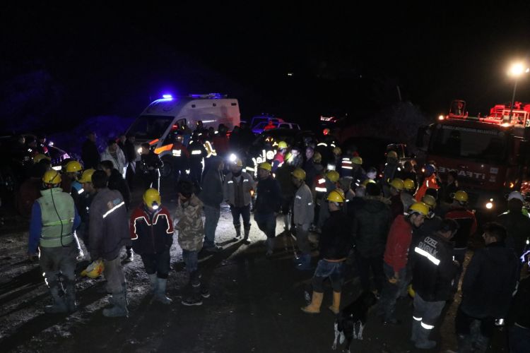 Türkiyədə mədən çöküb, iki nəfər torpaq altında qalıb