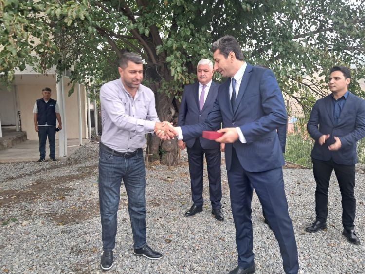 Seyidbəyli kəndinə köçən ailələrə mənzillərin açarları təqdim olunub - FOTO