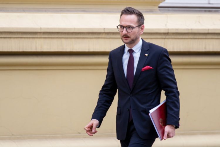 Avropa Parlamentinin deputatının avtomobilinə atəş açılıb