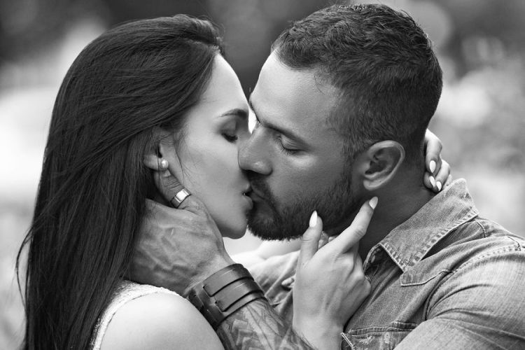 Rusiyada avtomobil yolunda öpüşən cütlüklər cərimələnəcəklər