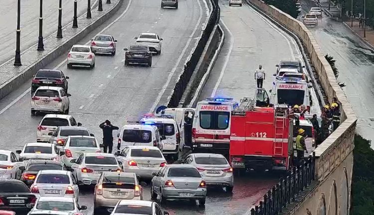 Babək prospektində qəza olub, sürücü ölüb - YENİLƏNİB