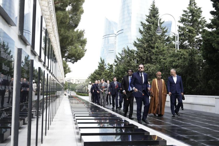 İƏT-ə üzv dövlətlərin nümayəndə heyətləri Ümummilli Lider Heydər Əliyevin məzarını və Şəhidlər Xiyabanını ziyarət ediblər