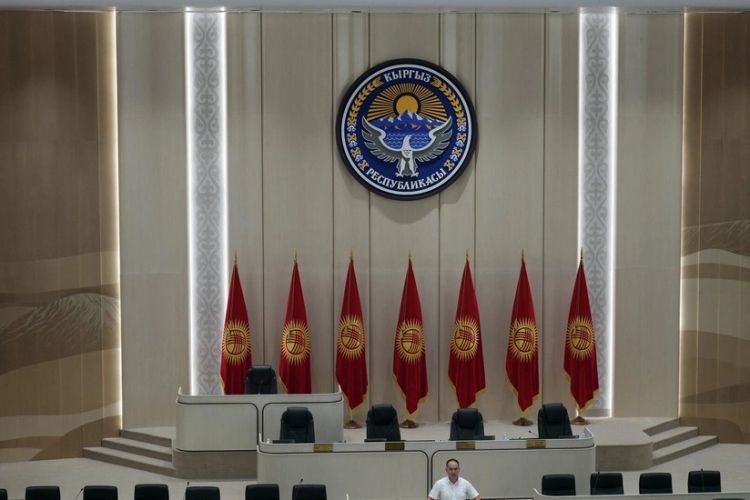 Qırğızıstan parlamenti özünü buraxıb