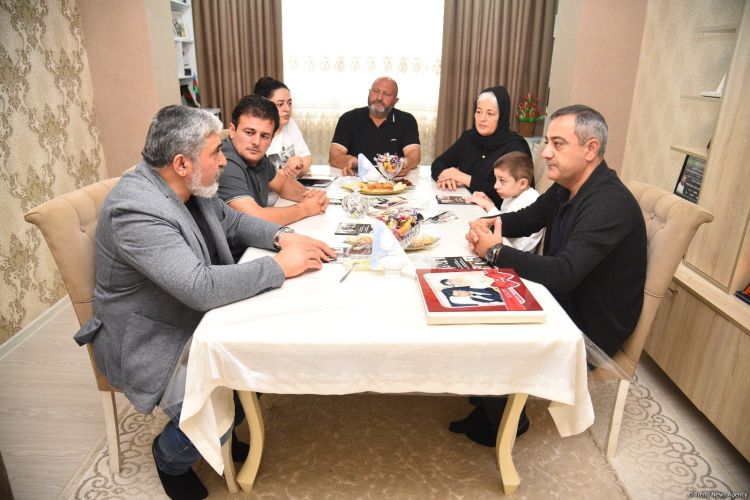 “Bakı Şəbəkəsi” Araşdırmalar və Təhlil İctimai Birliyi şəhid jurnalist Sirac Abışovun ailəsinə baş çəkib - VİDEO