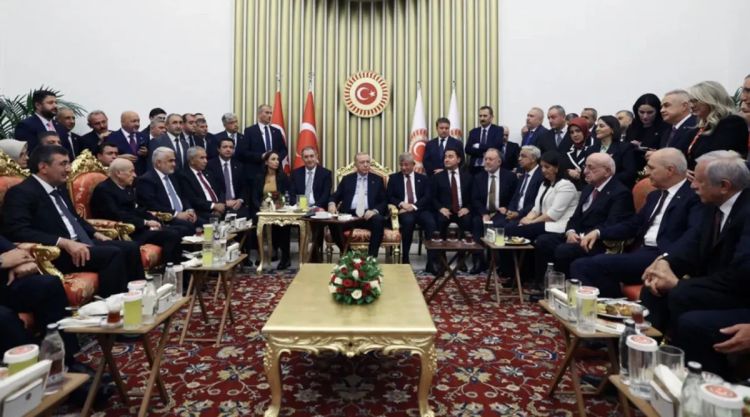 Əhməd Davudoğlu TBMM-də Ərdoğanla bir arada olduğu fotodan danışıb