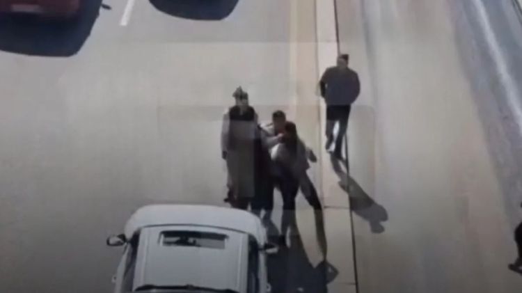 Almatı polisi bıçaqlı davadan sonra cinayət işi açıb - VİDEO Almatı polisi bıçaqlı davadan sonra cinayət işi açıb - VİDEO