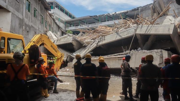 İndoneziyada məktəb binasının uçması nəticəsində ölənlərin sayı 49-a çatıb