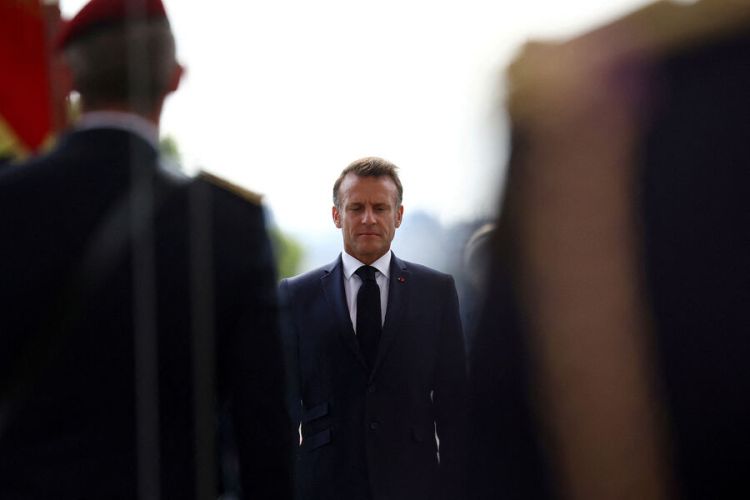 Makron Lekornünün istefasından sonra təkbaşına gəzintiyə çıxıb Makron Lekornünün istefasından sonra təkbaşına gəzintiyə çıxıb