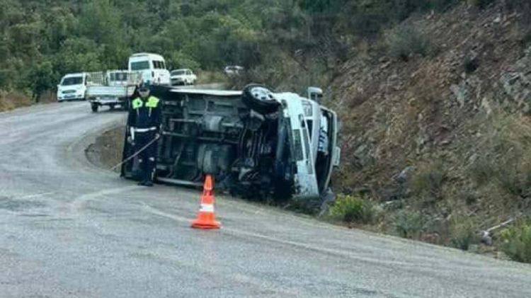 Türkiyədə mikroavtobus aşdı: 6 yaralı