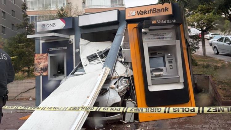 Ankarada avtomobil bankomata çırpılıb