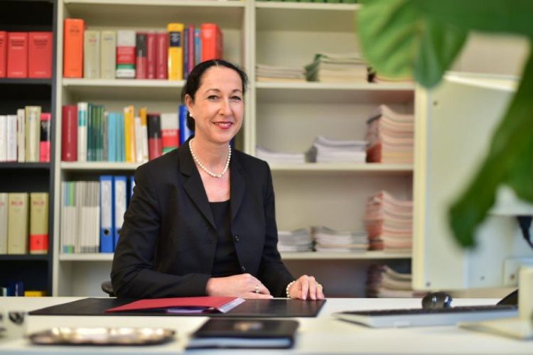 Almaniyada şəhər merini öz qızı bıçaqlayıb