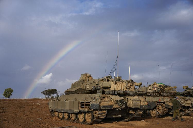 İsrail tankları fələstinli qaçqınların keçdiyi yola atəş açıb
