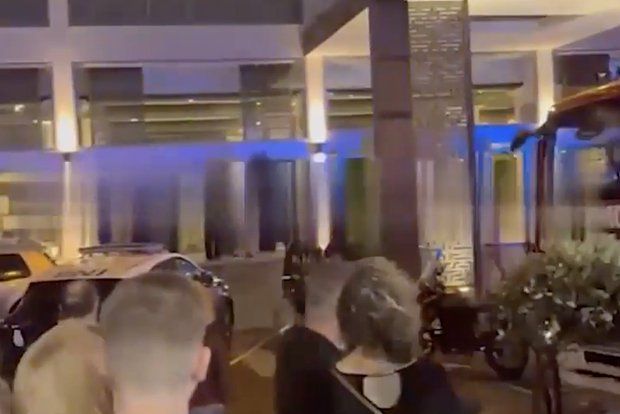 Turist oteldəki yanğından xilas olmaq üçün eyvandan atılarkən ölüb Turist oteldəki yanğından xilas olmaq üçün eyvandan atılarkən ölüb