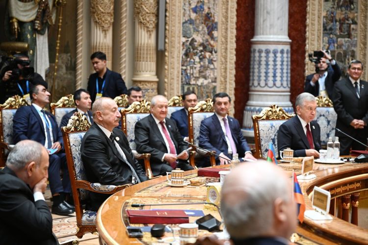 İlham Əliyev Düşənbədə MDB Dövlət Başçıları Şurasının geniş tərkibdə iclasında iştirak edir İlham Əliyev Düşənbədə MDB Dövlət Başçıları Şurasının geniş tərkibdə iclasında iştirak edir