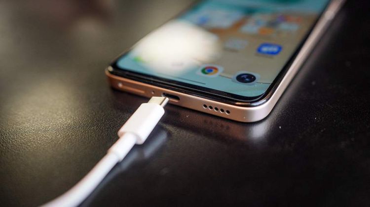 Rusiyada yeniyetmə telefonunu şarj edərkən cərəyan vurması nəticəsində öldü Rusiyada yeniyetmə telefonunu şarj edərkən cərəyan vurması nəticəsində öldü