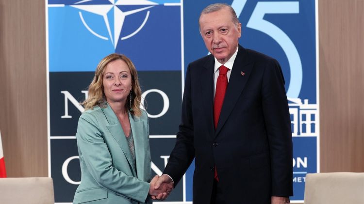 Ərdoğandan Meloniyə: "Siqaret çəkməyinizi tərgitdirməliyəm" - VİDEO