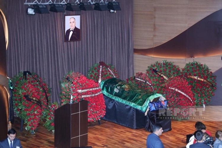 Prezident və xanımı Ramiz Quliyevlə vida mərasiminə əklil göndərib