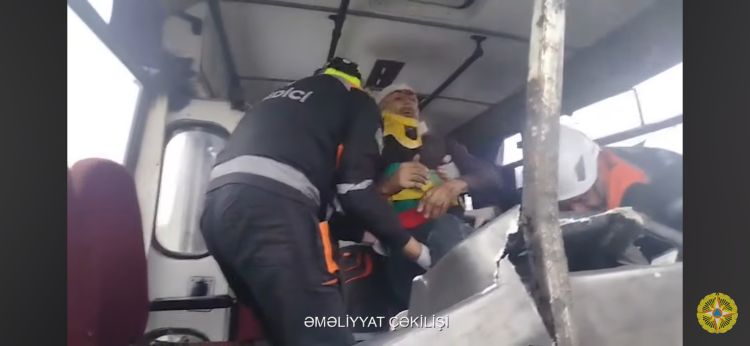 Bakıda avtobuslar toqquşub - Sıxılı vəziyyətdə qalan sürücü xilas edilib