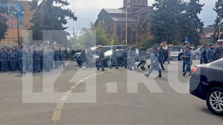 Gümrüdə polis meriya yaxınlığında toplaşanlara qarşı güc tətbiq edib - VİDEO