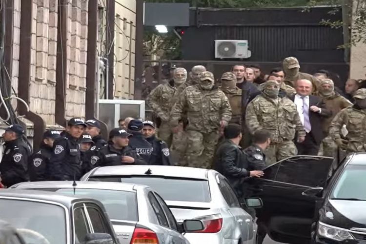 Gümrü meri xüsusi təyinatlıların müşayiəti ilə bələdiyyə binasından çıxarılıb -  FOTO - YENİLƏNİB