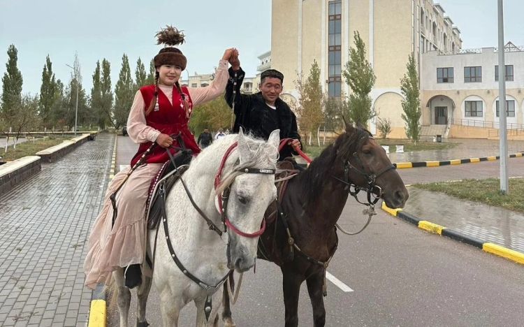 Çindən olan gənc çinli cütlük  Astanaya yaxınlaşıb