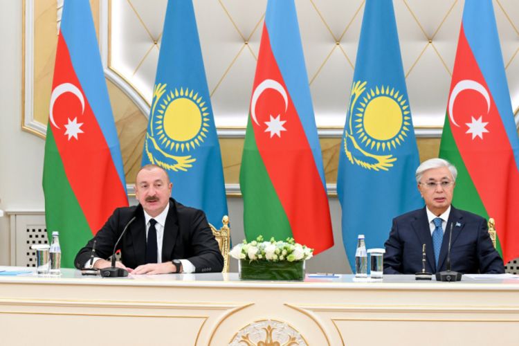 İlham Əliyev Tokayevi Azərbaycana səfərə dəvət edib