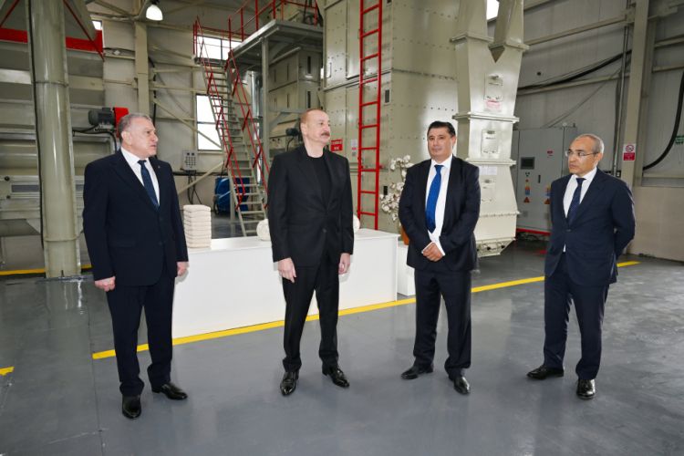 Prezident pambıq emalı zavodunun fəaliyyəti ilə tanış olub - FOTO Prezident pambıq emalı zavodunun fəaliyyəti ilə tanış olub - FOTO