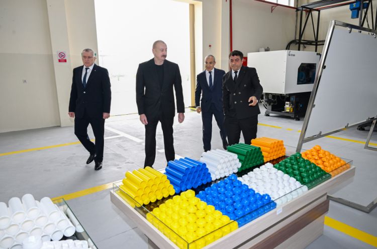 İlham Əliyev Sabirabadda su filtrlərinin istehsalı müəssisəsində olub - FOTO İlham Əliyev Sabirabadda su filtrlərinin istehsalı müəssisəsində olub - FOTO