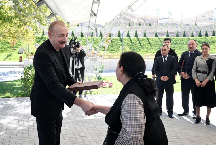 Prezident Horovlu sakinlərinə mənzillərin açarlarını təqdim edib Prezident Horovlu sakinlərinə mənzillərin açarlarını təqdim edib