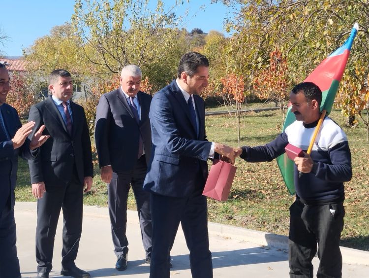 Xocalının Badara kəndində mənzillərin açarları təqdim edilib -  FOTO Xocalının Badara kəndində mənzillərin açarları təqdim edilib -  FOTO