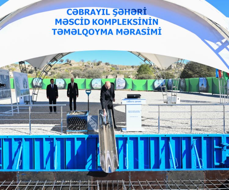 İlham Əliyev Cəbrayıl şəhər məscidinin təməlini qoyub İlham Əliyev Cəbrayıl şəhər məscidinin təməlini qoyub