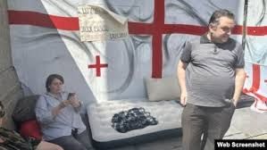 Gürcüstanda keçmiş millət vəkili və fəallar parlament binasının qarşısında aclıq aksiyasına başlayırlar Gürcüstanda keçmiş millət vəkili və fəallar parlament binasının qarşısında aclıq aksiyasına başlayırlar