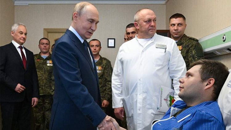 Putin Moskvadakı hərbi hospitalda yaralı əsgərlərlə görüşüb Putin Moskvadakı hərbi hospitalda yaralı əsgərlərlə görüşüb