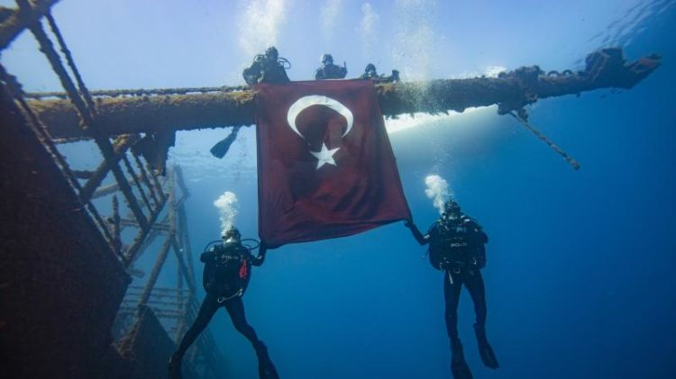 İzmirdə dəniz polisi su altında Türkiyə bayrağını açdı - FOTO İzmirdə dəniz polisi su altında Türkiyə bayrağını açdı - FOTO
