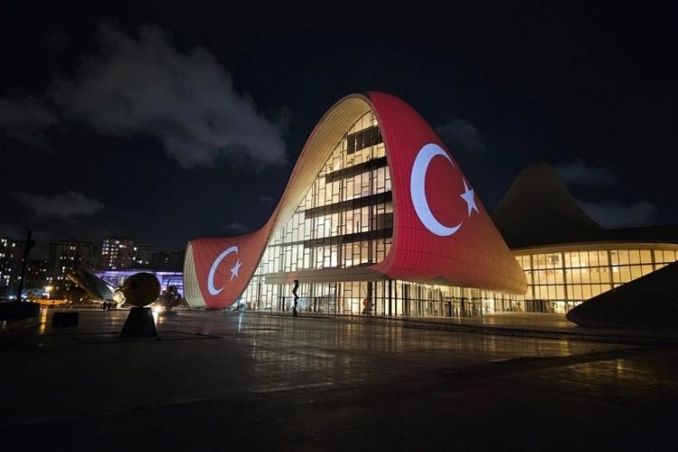 Heydər Əliyev Mərkəzi Türkiyə bayrağı ilə proyeksiya olunub Heydər Əliyev Mərkəzi Türkiyə bayrağı ilə proyeksiya olunub