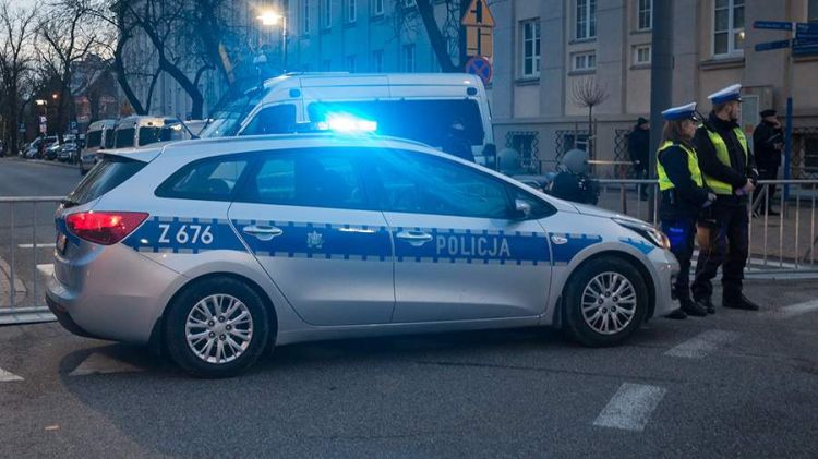 Polşada naməlum silahlı şəxslər məktəb binasına atəş açıblar