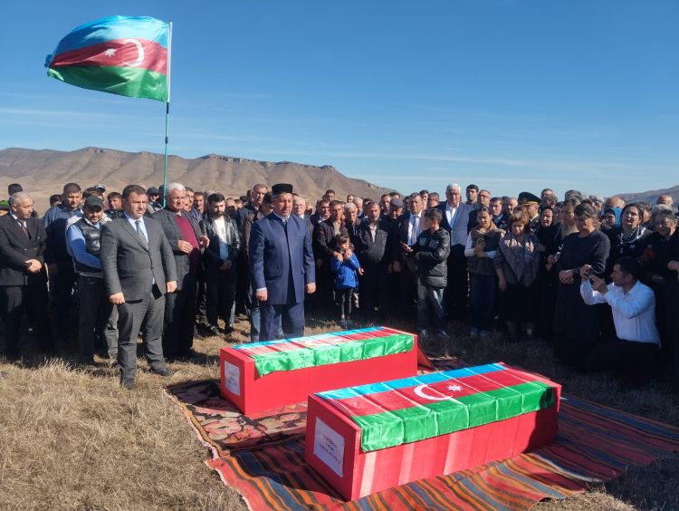 Xocalıda Birinci Qarabağ müharibəsinin iki itkin-şəhidi dəfn edilib - FOTO Xocalıda Birinci Qarabağ müharibəsinin iki itkin-şəhidi dəfn edilib - FOTO